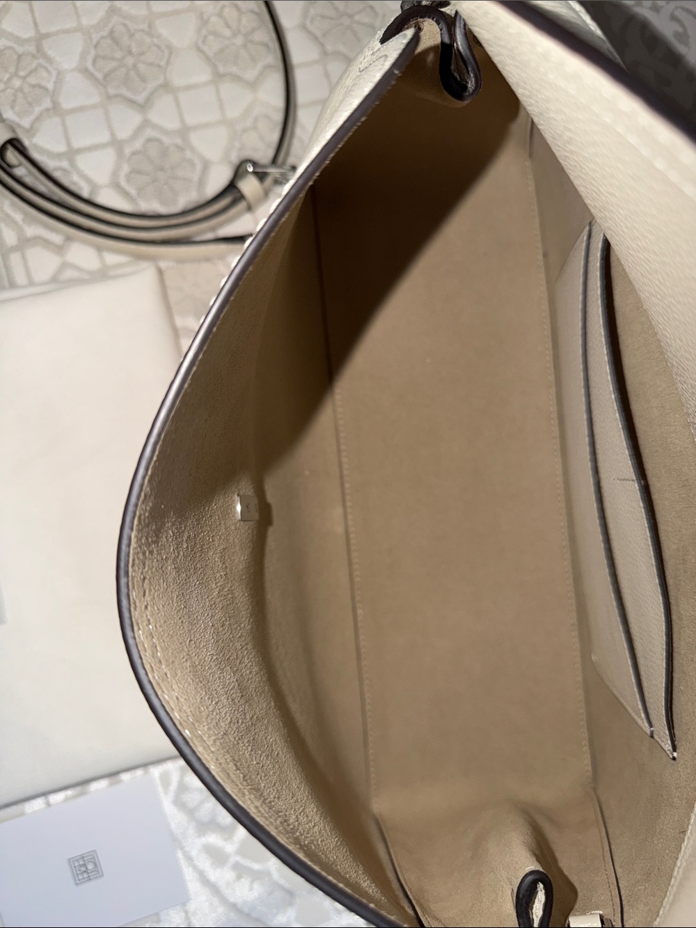 Toteme T-lock Grained Leather Top Handle Shoulder Bag - Picture 6 of 7